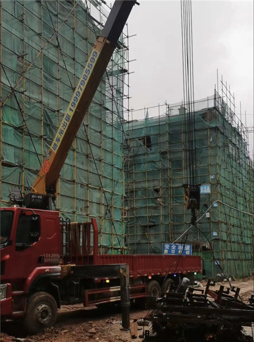 崇州市“慢工细活”—— 吊车的 “微动控制” 技术