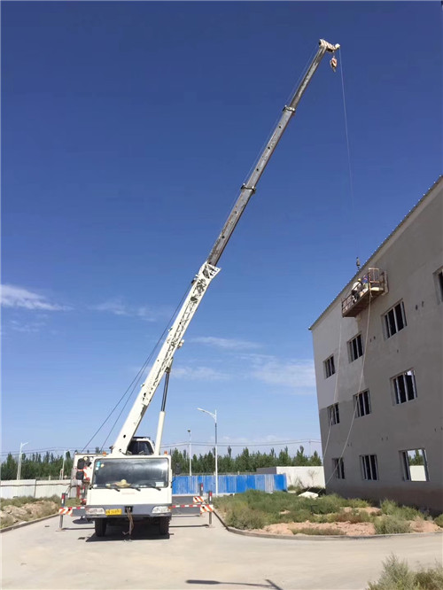崇州市“轻装强干”—— 吊车的 “轻量化臂架” 技术